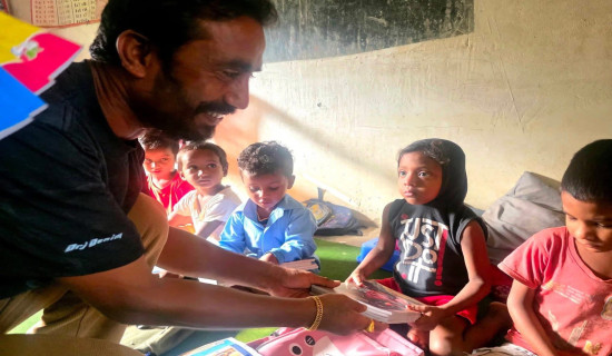 विद्यार्थीलाई शैक्षिक सामग्री सहयोग