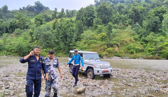 खोला किनारमा गाडी राखेर नुहाउन गएका बाबुछोरा बेपत्ता