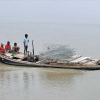गोबरसँगै खेल्ने कृषक भन्नुहुन्छ, ‘वर्षमा एक करोडको दुध बेच्छु’