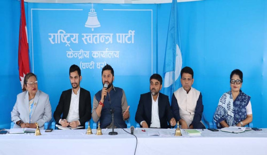 गोबरसँगै खेल्ने कृषक भन्नुहुन्छ, ‘वर्षमा एक करोडको दुध बेच्छु’