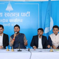 तरकारी बेचेर पढाइ खर्च जुटाउँदै