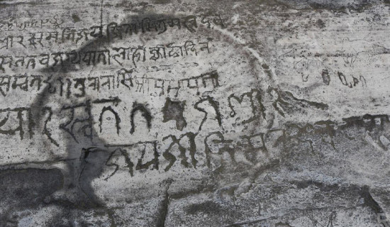 संरक्षणको पर्खाइमा चार सय वर्ष पुरानो चट्टान अभिलेख