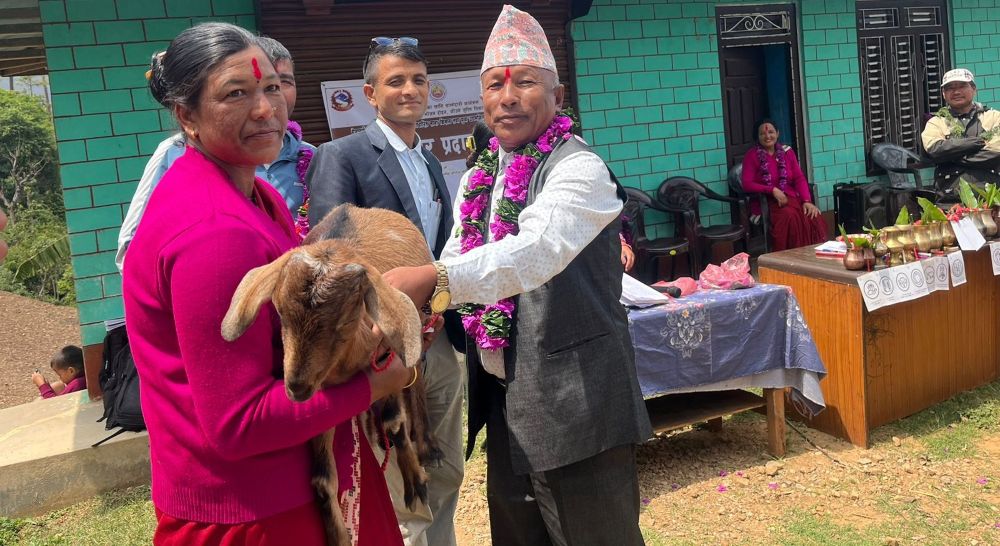 दिदी समूहबाट बहिनी समूहलाई बाख्रा उपहार