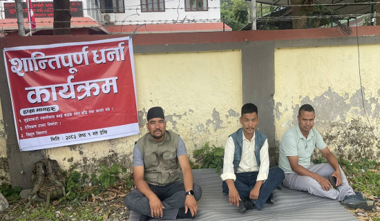 सल्यानका वडाध्यक्ष आधारभूत सेवाको माग गर्दै मुख्यमन्त्री कार्यालयअघि धर्नामा