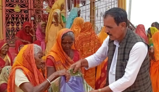 घरमा पुगेर ज्येष्ठ नागरिकलाई सम्मान