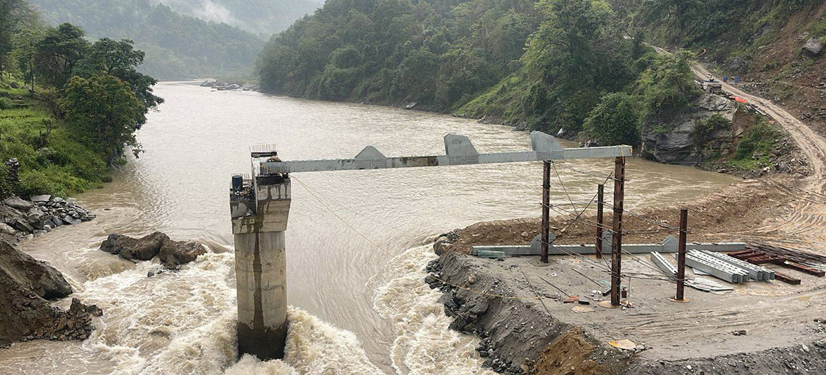 तमोर नदीको पुलको ट्रस जडान गर्न सुरु
