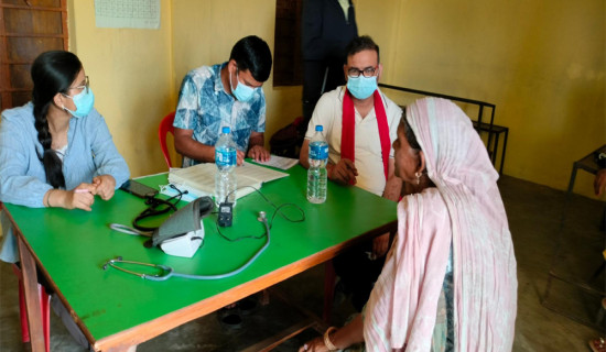 निःशुल्क विशेषज्ञ स्वास्थ्य शिविरबाट दुई सय ४५ जना लाभान्वित