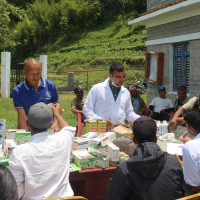 किसानको घरदैलोमै पुगेर पशुपन्छीको औषधोपचार
