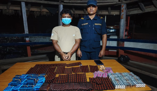 धनुषामा लागुऔषधसहित तीन जना पक्राउ