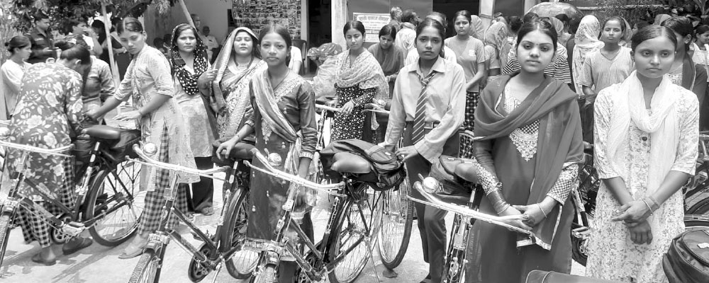 छात्रालाई साइकल वितरण
