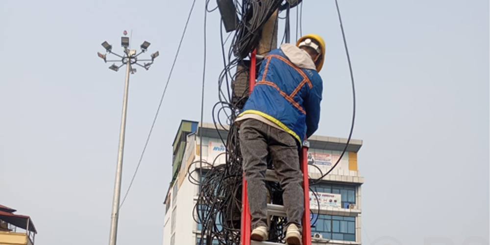 अव्यवस्थित तार हटाइँदै