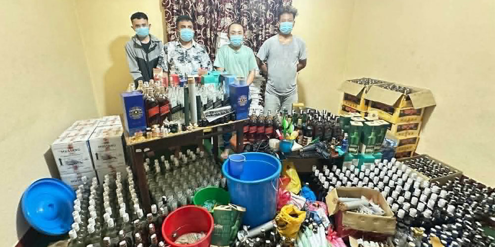 नक्कली ब्राण्डेड मदिरा बनाउने ठाउँमा सशस्त्र प्रहरीको छापा