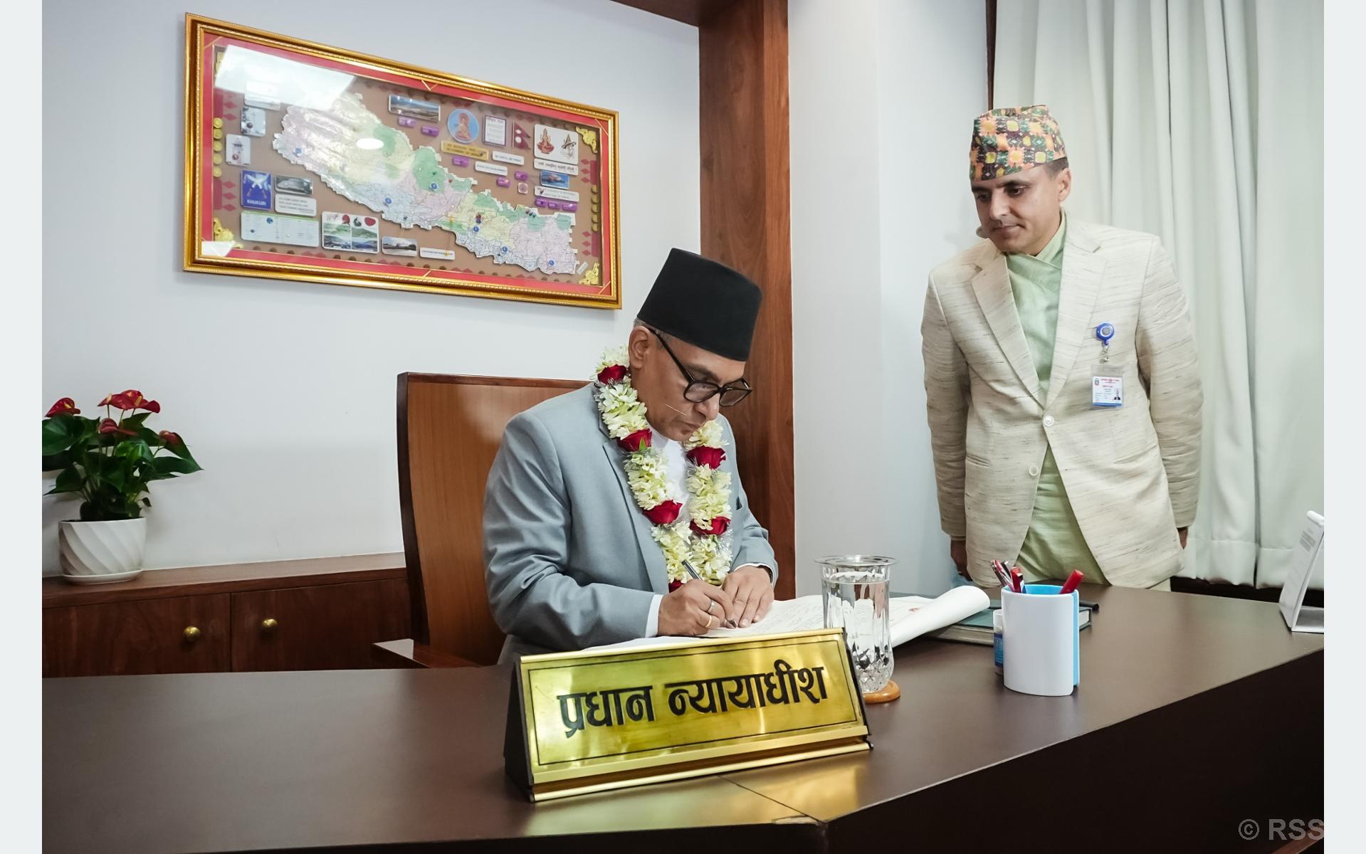नवनियुक्त प्रधानन्यायाधीश डा शर्माद्वारा पदबहाली