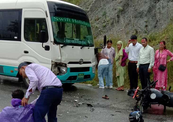 बस र मोटरसाइकल ठोक्किँदा एक गम्भीर घाइते