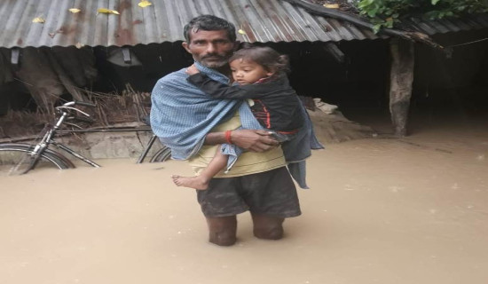 राप्तीको बाढी गाउँमा पस्यो, स्थानीयहरुले विद्यालयमा शरण लिए