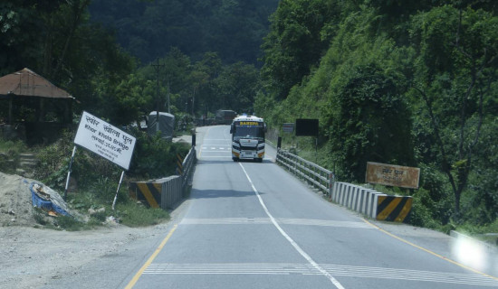 नारायणगढ मुग्लिन सडकको पहिरो पन्छाएर राजमार्ग सञ्चालन