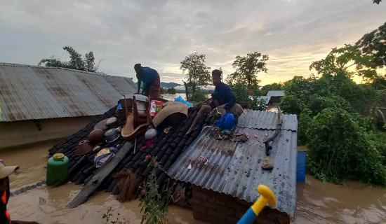 बाढीको भेलमा गाउँ डुब्यो, डुङ्गाबाट उद्धार गरिँदै (फोटो फिचर)