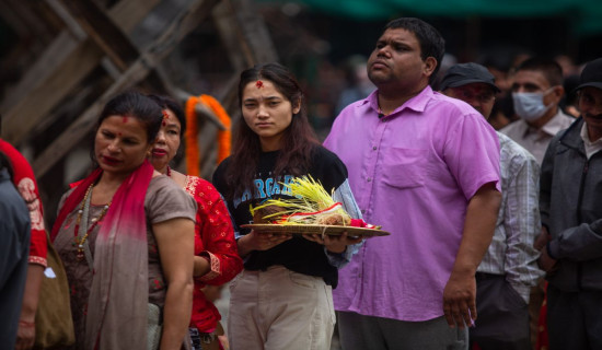 टीकाको चौथो दिनः नवदुर्गाको प्रसाद र आशीर्वाद थाप्नेको लर्को