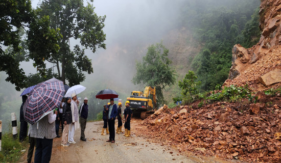 पहिरोले मेची राजमार्ग अवरुद्ध