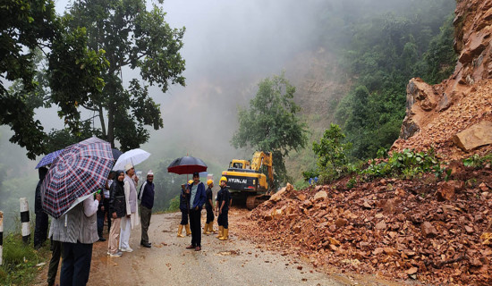 पहिरोले अवरुद्ध  मेची राजमार्ग खुल्यो