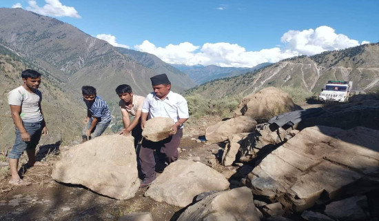 अवरुद्ध सडकको मर्मतमा जुटे जनप्रतिनिधिहरू