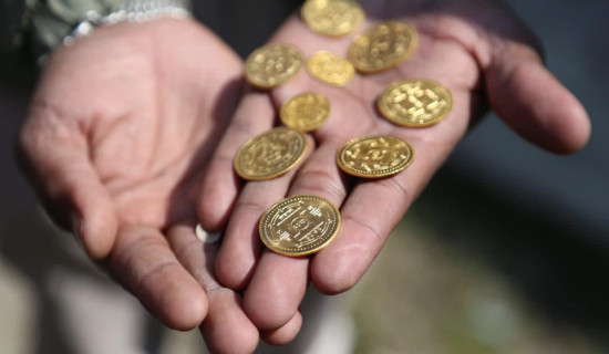 धनतेरसका लागि सुन र चाँदीका सिक्का बिक्री सुरु (फोटो फिचर)