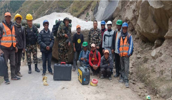 कर्णाली राजमार्गका ढुङ्गा फुटाइँदै