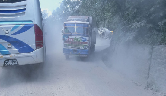 खाल्डाखुल्टी र धुलोले दुर्घटनाको जोखिम (फोटो फिचर)