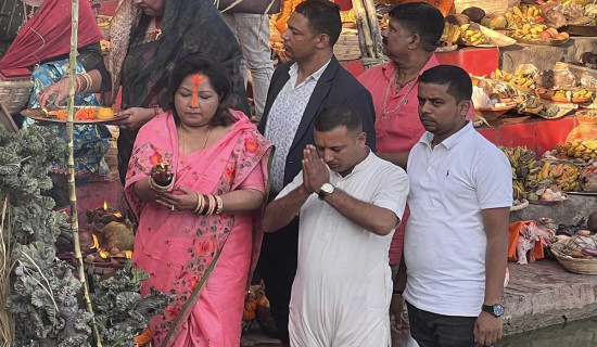 डा. आरजु देउवाद्वारा जनकपुरधाममा छठ पूजा