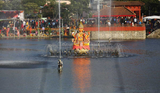 छठ पर्वः उदाउँदो सूर्यलाई अर्घ