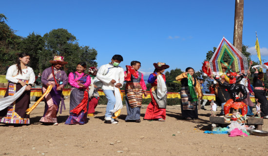 आगेजुङ गुम्बामा आदिवासी सांस्कृतिक नृत्य (फोटो फिचर)
