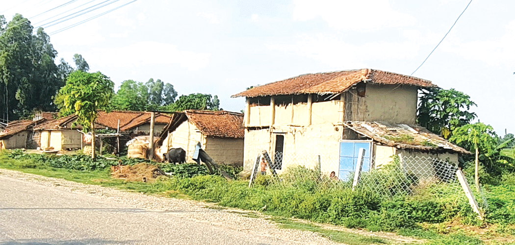 विस्थापित हुँदै खपडाले छाएका घर