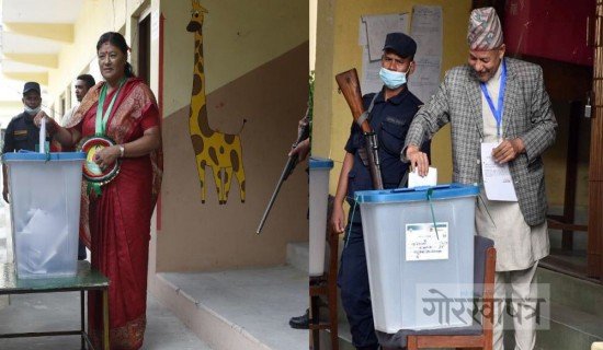 कामपा प्रमुखका  प्रत्यासी  सिंह र स्थापितद्वारा मतदान