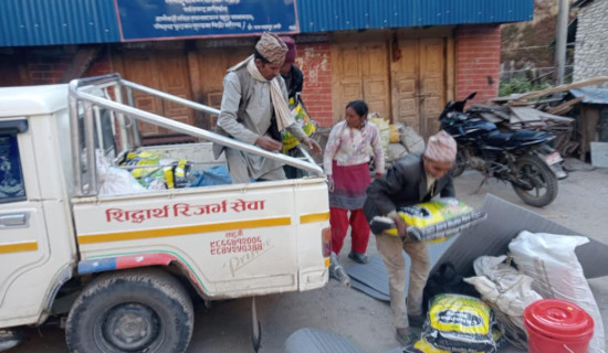 बाढी प्रभावितलाई राहत वितरण