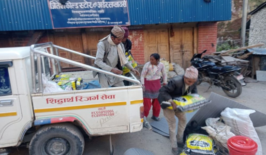 बाढी प्रभावितलाई राहत वितरण