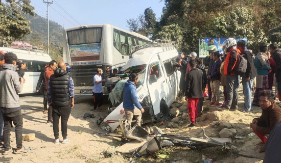 धादिङमा बस र माइक्रोबस ठोक्किँदा एकको मृत्यु, १४ घाइते