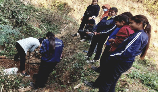 आफूले प्रयोग गरेका सेनिटरी प्याड विसर्जन गर्दै किशोरीहरू