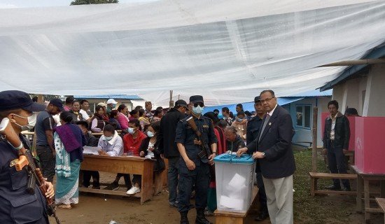 पूर्वप्रधानमन्त्री खनाल र नेम्वाङद्वारा मतदान