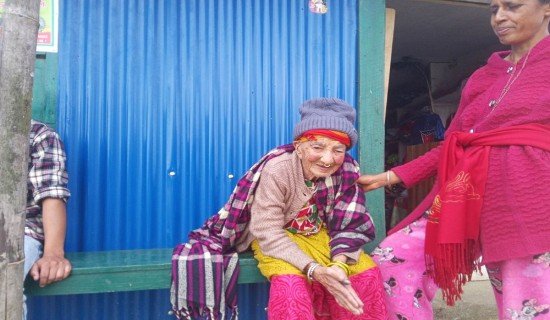 इलाममा १११ वर्षीय वृद्धाद्वारा मतदान