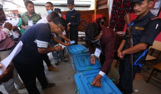 मतदानको समय सकियो : मतपेटिका संकलन सुरु (फोटो फिचर)