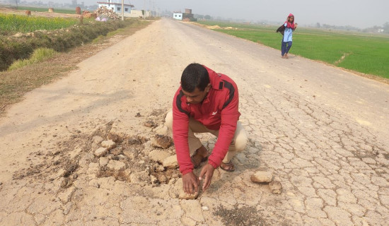 निर्माण सम्पन्न नहुँदै भत्कियो कालोपत्रे सडक