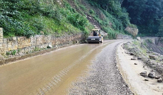 चारवटा सडक कालोपत्रे गर्ने चरणमा