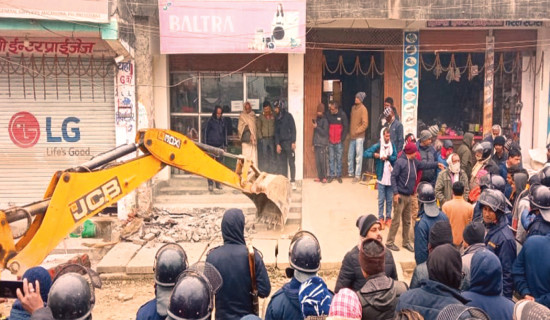 नगरप्रमुखकै घरमा चलाइयो डोजर