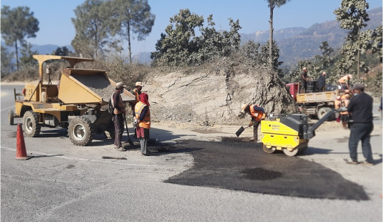 सडकका खाल्डाखुल्डी पुर्दै सडक डिभिजन