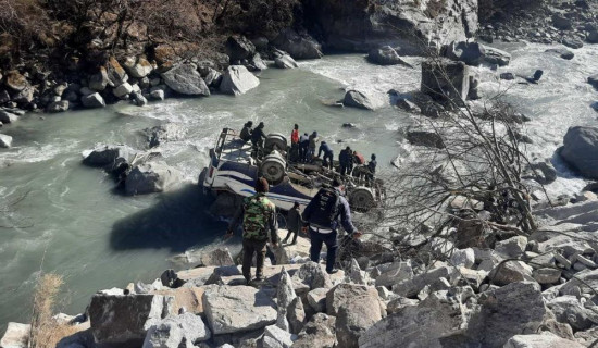 यात्रु चढेको गाडी काली गण्डकीमा खस्यो, १८ घाइते