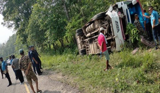 सर्लाहीमा बस र पिकअप ठोक्कियो, एकको मृत्यु, १२ घाइते