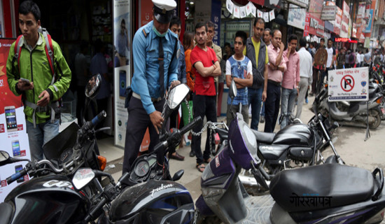 काठमाडौंमा सवारी पार्किङ्, चर्को शुल्क असुल्दै निजी व्यापारी