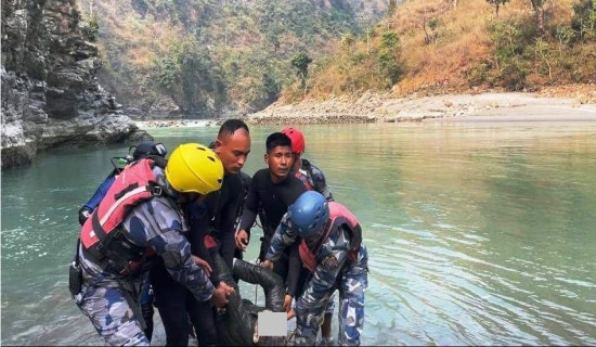 नारायणी नदिमा हाम फालेका युवकको सशस्त्र प्रहरीद्वारा सकुशल उद्धार