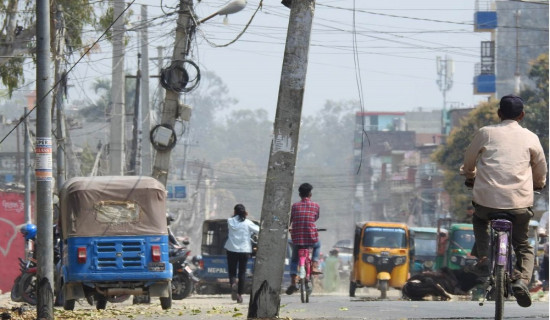 निर्माण सम्झौताको अढाई वर्षपछि बिजुलीको खम्बा सार्न सुरसार