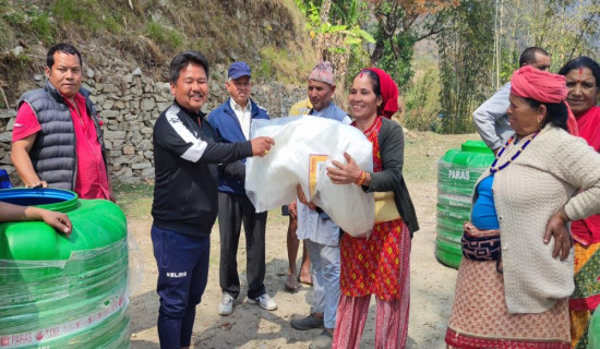 दोखुका किसानलाई कृषि सामग्री वितरण